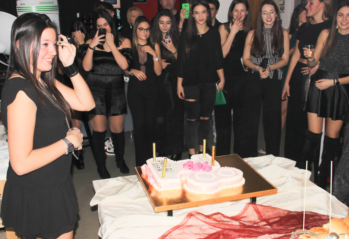 gruppo ragazze festeggiano